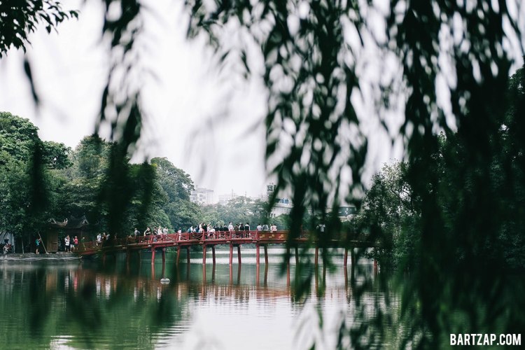 jembatan-huc-di-danau-hoan-kiem-hanoi-vietnam-pada-pandangan-pertama-bartzap-dotcom
